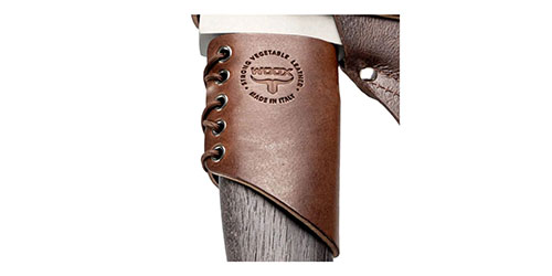 Schütze den Holzgriff deines AX1 mit dem handgenähten WOOX Leder-Axe Collar vor Überstechen und Witterung, für mehr Langlebigkeit und perfekten Sitz.